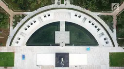 Pemandangan revitalisasi Monumen Pembebasan Irian Barat dari ketinggian di Lapangan Banteng, Jakarta Rabu, (11/4). Monumen ini dikelilingi air mancur setengah lingkaran. (Liputan6.com/Fery Pradolo)
