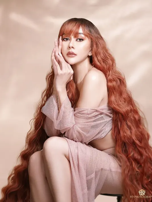Lewat keterangan fotonya, rambut Aura Kasih ini ditata langsung oleh hairdo Lifita Huang yang sudah jadi langganan artis. Sedangkan Fashion Stylist Aura Kasih mempercayakan Belly Iverzon. Mantan istri Eryck Amaral ini terlihat awet muda. (Liputan6.com/IG/@aurakasih)