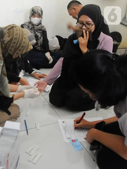 Kegiatan yang dilakukan puluhan mahasiswa dan aktivis ini dalam rangka pencarian atau penemuan penderita HIV/AIDS dan infeksi menular seksual (IMS) secara mobile/keliling yang menyasar ke sasaran kelompok beresiko. (merdeka.com/Arie Basuki)