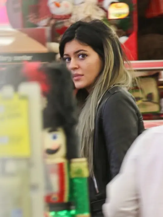 Lagi-lagi saat Kylie Jenner mengalami bad hair day! (bornrealist)