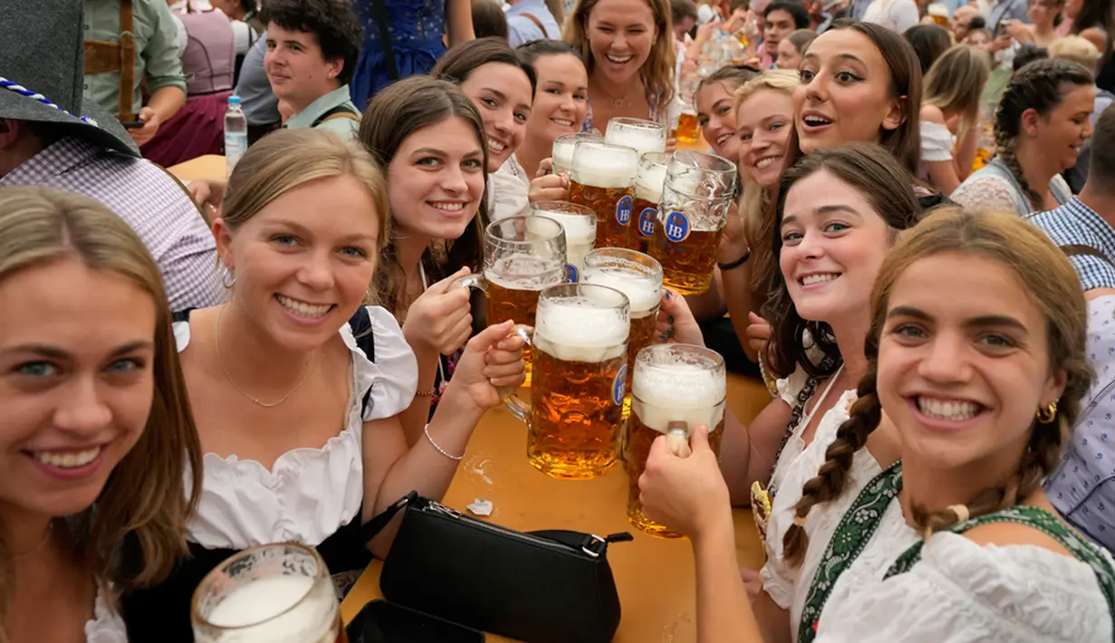Mug 1 liter berharga antara 12,60 euro dan 14,90 euro (USD 13,45 hingga USD 15,90) tahun ini, meningkat sekitar 6 persen dari tahun lalu. Oktoberfest tahun ini berlangsung hingga 3 Oktober. (AP Photo/Matthias Schrader)