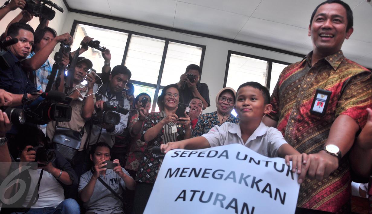 Wali Kota Semarang Hendrar Prihadi memberikan penghargaan dan sepeda gunung untuk Daffa Farros Oktoviarto di SD Kalibanteng 01, Semarang, Rabu (20/4). Daffa menjadi perbincangan karena aksinya menghadang pengendara yang melintas di trotoar. (Foto: Gholib)