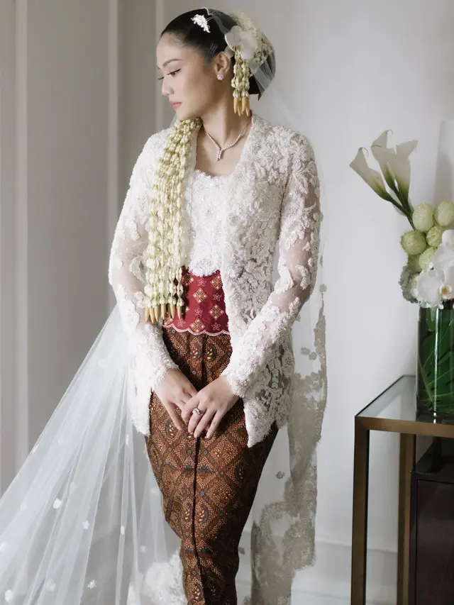 Pernikahan Putri Menteri Kesehatan Budi Gunadi Sadikin, [@svarna_byikatindonesia]