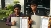 Rofiki (kemeja kotak) dan Moh Irfan Bahri (kemeja hitam) menunjukan penghargaan yang diberikan Polresta Metro Bekasi (Liputan6.com/Nanda)