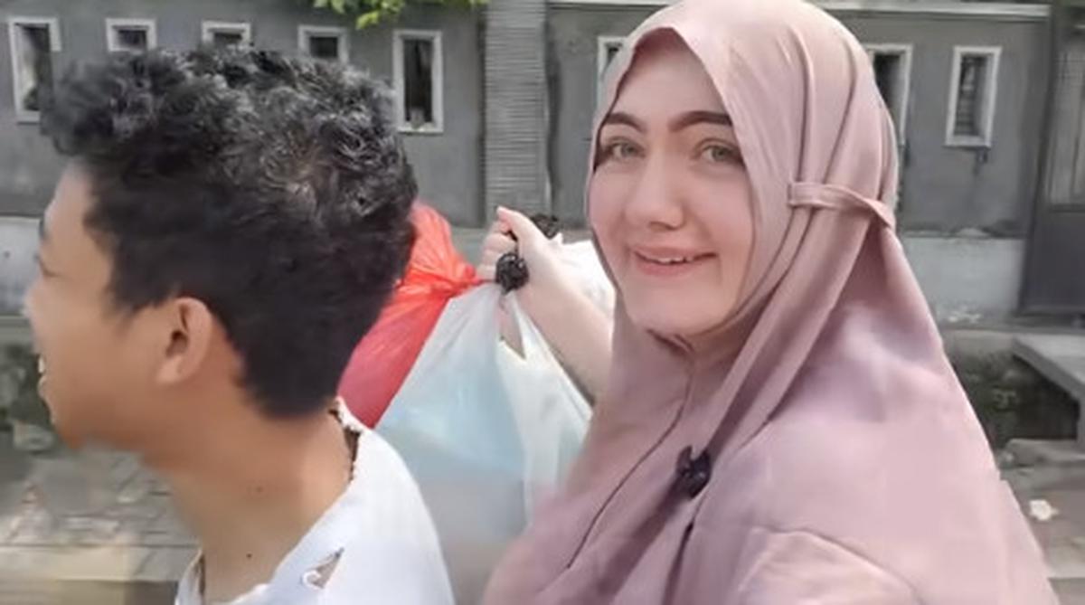 Bule Cantik Amerika Mualaf Ikut Timbang Rongsokan Bareng Sang Suami