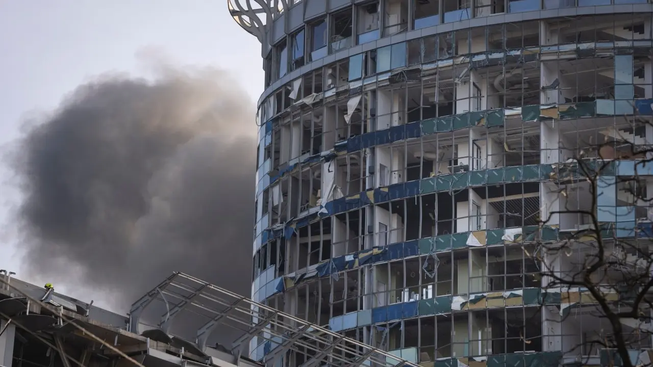 Asap mengepul di belakang bangunan yang rusak akibat serangan rudal Rusia di Kyiv, Ukraina, Jumat, 29 Desember 2023. (Foto: AP)