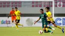 Gelandang Persikabo 1973, Munadi (kiri) menguasai bola saat menghadapi Barito Putera dalam laga matchday ke-3 Grup A Piala Menpora 2021 di Stadion Manahan, Solo, Selasa (30/3/2021). Barito dan Persikabo 1973 bermain imbang 2-2. (Bola.com/Ikhwan Yanuar)