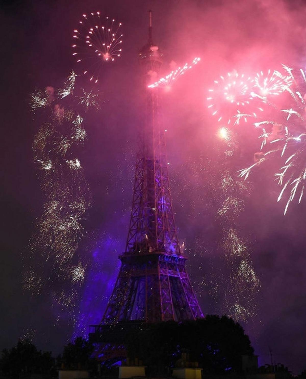 Rayakan Hari Bastille, Menara Eiffel terang benderang