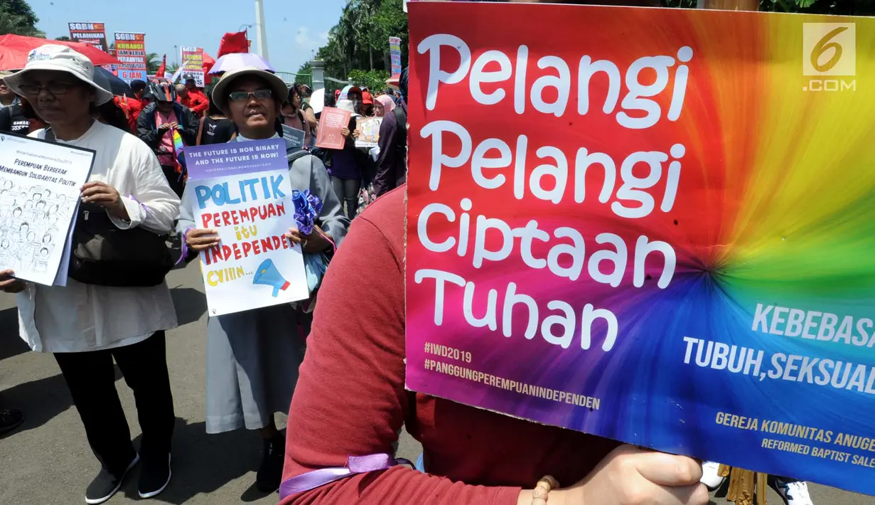 Ratusan aktifis perempuan dari 65 organisasi kemasyarakatan melakukan aksi memperingati Hari Perempuan Internasional di depan Istana Merdeka, Jakarta, Jumat (8/3). Aksi long march dari gedung Balaikota. (merdeka.com/Arie Basuki)