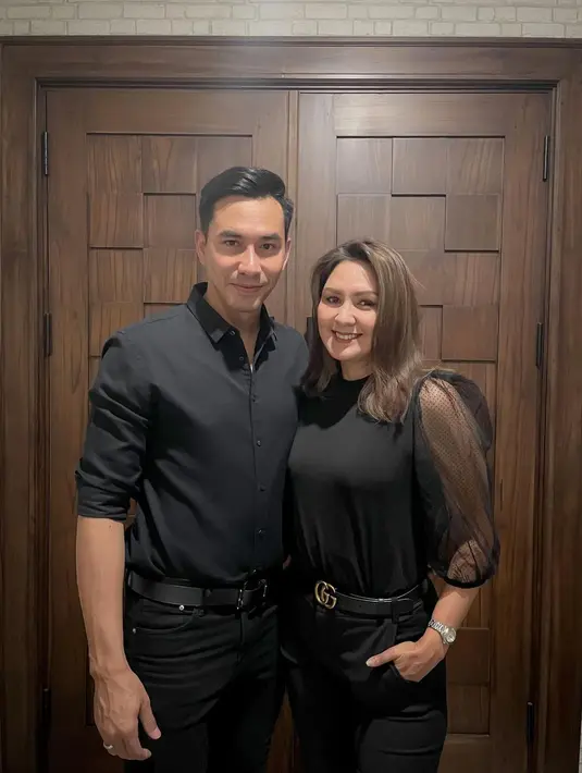 Ayah dari dua anak ini, menyampaikan rasa cintanya kepada sang istri Donna Agnesia. Darius mengenakan kemeja hitam polos yang dipadunya dengan celana jeans, dan belt hitam. Sedangkan Donna terlihat mengenakan blouse semi transparan di bagian lengan, dipadu dengan celana jeans, dan belt hitam.