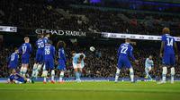 Pemain Manchester City Riyad Mahrez (kedua kanan) mencetak gol ke gawang Chelsea pada pertandingan sepak bola putaran ketiga Piala Liga Inggris atau Carabao Cup di Etihad Stadium, Manchester, Inggris, 9 November 2022. Manchester City menang 2-0. (AP Photo/Dave Thompson)