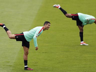 Cristiano Ronaldo dan Nani  tengah serius melakukan latihan di Centre National de Rugby, Marcoussis, Prancis. (28/6/16). (REUTERS/John Sibley)