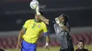 Bek Brasil, Thiago Silva melompat saat kiper Venezuela Wuilker Farinez melakukan penyelamatan dalam laga Kualifikasi Piala Dunia 2022 Zona Amerika Selatan, di Estadio Morumbi, Sao Paulo, Brasil, Jumat (13/11/2020). Brasil berhasil mengalahkan Venezuela 1-0. (AP Photo / Andre Penner , Pool)