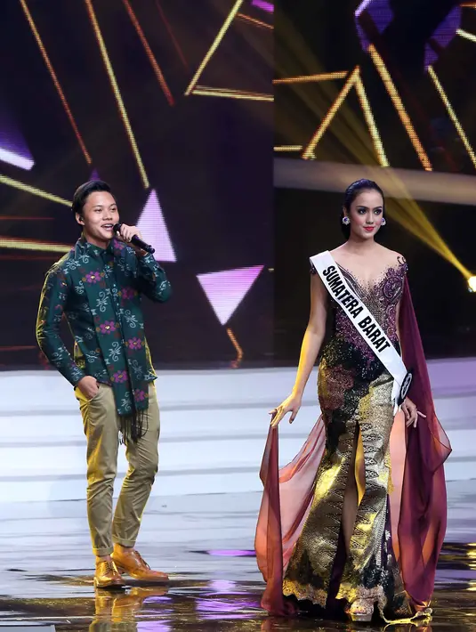 Para penonton yang hadir juga larut dengan lagu yang sedang hitz tersebut. Para penonton seperti terhipnotis, ikut bernyanyi dan mengoyangkan badannya. (Foto: Nurwahyunan/Bintang.com)