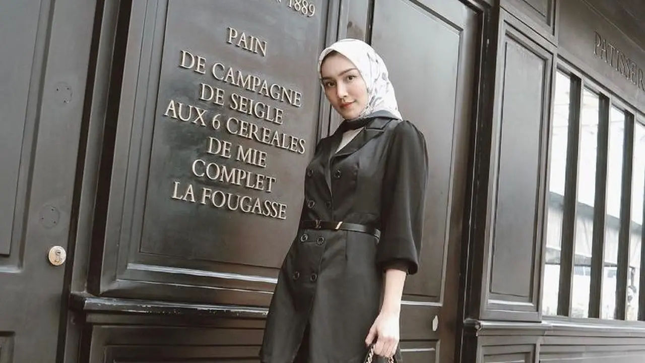 10 Ide Padu Padan Baju Warna Hitam Anti Boring ala Seleb, Zaskia Sungkar-Luna Maya