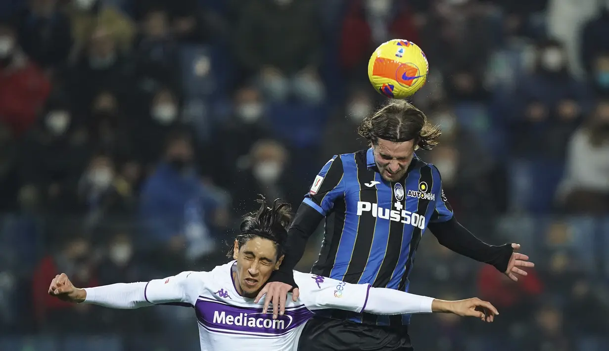 Gelandang Fiorentina, Youssef Maleh berebut bola dengan pemain Atalanta, Hans Hateboer dalam pertandingan perempat final Coppa Italia di di stadion Gewiss di Bergamo, Italia, Jumat (11/2/2022). Dengan kemenangan ini, Fiorentina berhasil melaju ke semifinal dan akan melawan Juventus. (Spada/LaPresse
