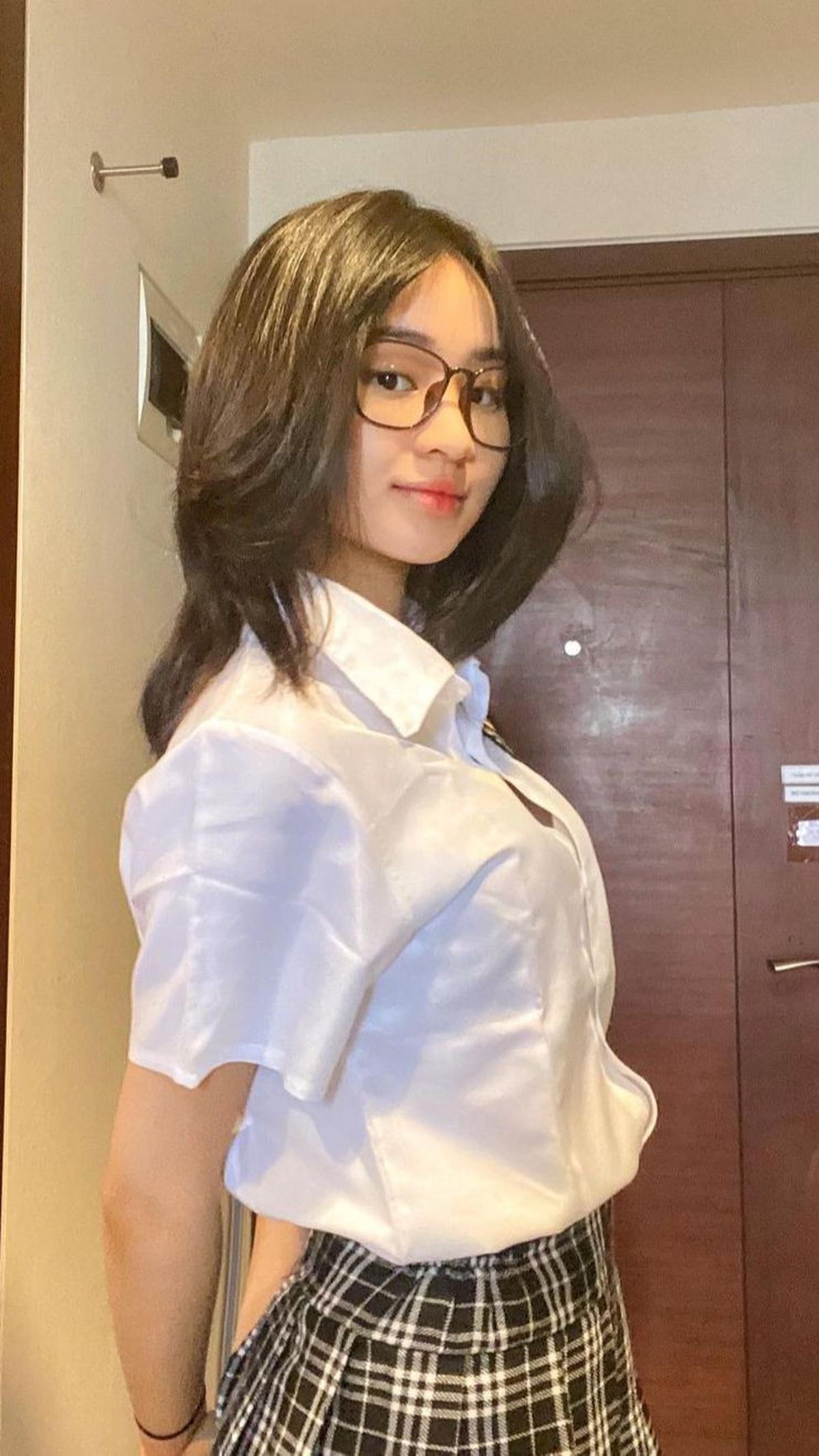Wanita asal Surabaya ini dikenal sebagai sosok yang kocak, polos dan bicaranya yang ceplas-ceplos.