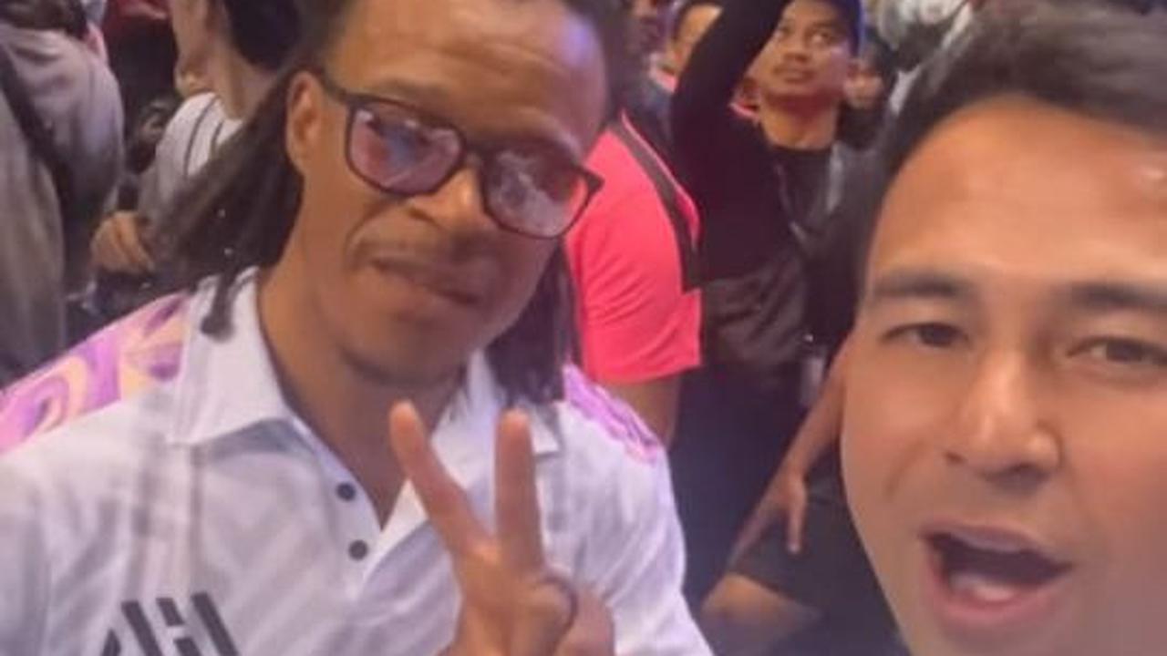 Raffi Ahmad menyampaikan selamat datang kepada Edgar Davids. Potret kebersamaan Raffi Ahmad dan Edgar Davids.<br>