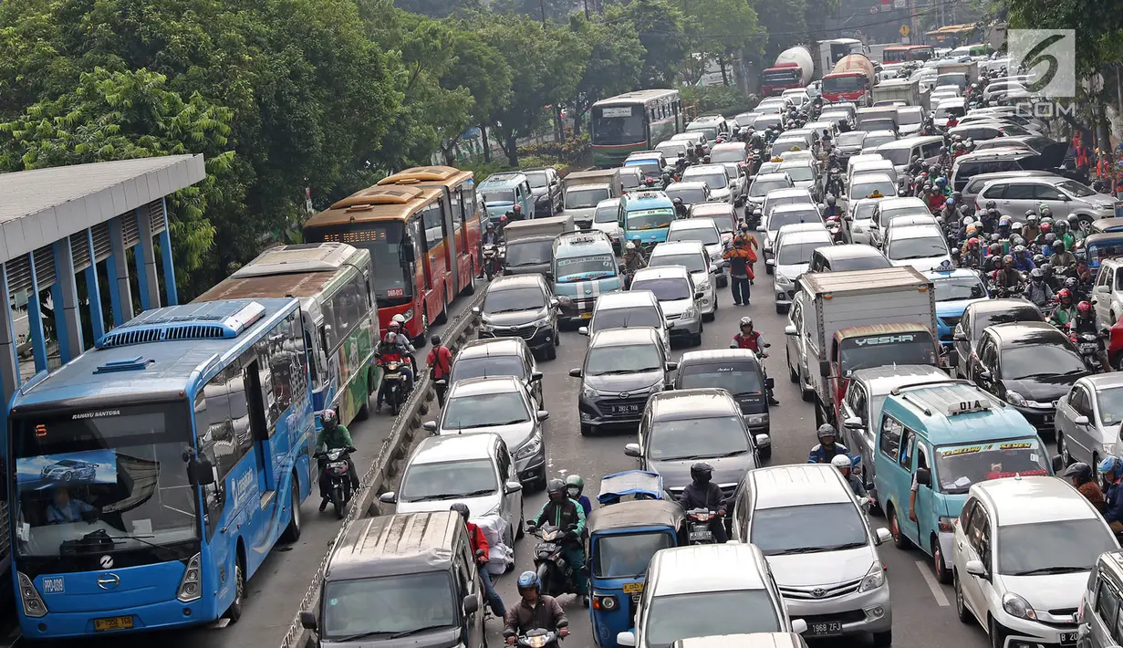 Kendaraan memadati kawasan Simpang Matraman, Jakarta, Rabu (19/7). Dishub DKI akan melakukan uji coba rekayasa lalu lintas terkait pembangunan simpang tidak sebidang atau underpass di kawasan tersebut pada 20-27 Juli. (Liputan6.com/Immanuel Antonius)