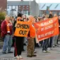 Fans Blackpool melakukan unjuk rasa