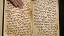 Manuskrip yang diyakini berasal dari naskah Al-Quran tertua di dunia ditemukan di Universitas Birmingham, Inggris, Rabu (22/7/2015). Penanggalan radiokarbon menunjukkan manuskrip itu berusia setidaknya 1.370 tahun. (REUTERS/Peter Nicholls)