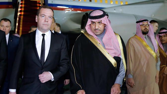 Pangeran Turki bin Abdullah Al Saud bersama PM Rusia Dmitry Medvedev  di Riyadh pada tanggal 24 Januari 2015. Mantan Gubernur Provinsi Riyadh ditangkap Komite Anti-Korupsi Saudi atas dugaan terkait kasus korupsi. (AFP Photo/Ria Novosti/Dmitry Astakhov)