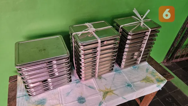 Murid-murid SD Muhammadiyah Sleman menunjukkan antusiasme tinggi menikmati makan bergizi dalam program yang tidak hanya memperkenalkan nutrisi sehat, tapi juga mengajarkan pentingnya peduli lingkungan (Foto: Aditya Eka Prawira/Liputan6.com)