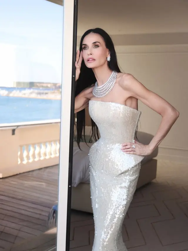 Demi Moore Pancarkan Aura Awet Muda dengan Deretan Look Glamor di Festival Film Cannes 2026