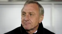 Johan Cruyff. Eks pelatih yang wafat pada 24 Maret 2016 di usia 68 tahun ini merupakan pelatih ketiga asal Belanda yang mampu meraih trofi Piala Champions. Ia meraihnya di musim ke-4 membesut Barcelona pada musim 1991/1992 usai mengalahkan Sampdoria 1-0 di partai final. Total ia menukangi Ajax selama 8 tahun, mulai Mei 1988 hingga Mei 1996. (AFP/Josep Lago)