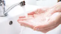 Lebih Baik Cuci Tangan Pakai Air Hangat atau Air Dingin?