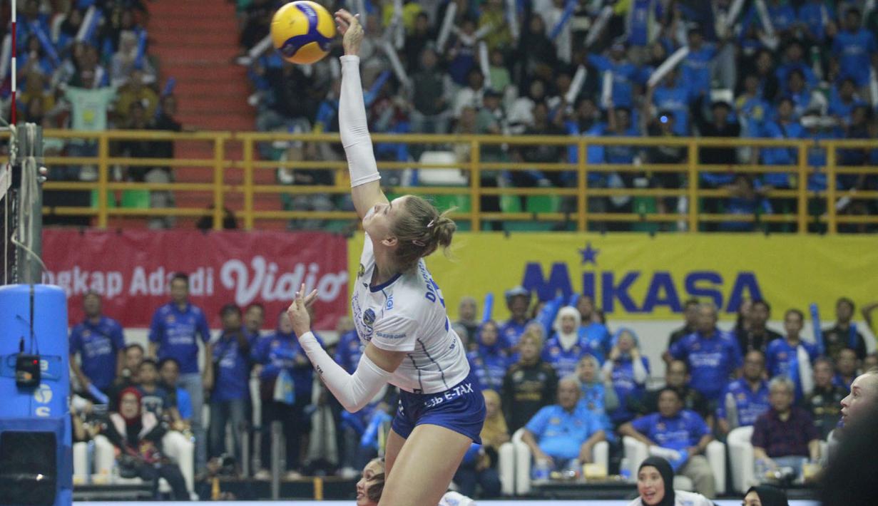 <p>Pemain Bandung BJB Tandamata, Hanna Davyskiba melompat untuk melepaskan spike saat menghadapi Jakarta Popsivo Polwan pada laga seri kedua putaran kedua PLN Mobile Proliga 2024 di GOR Si Jalak Harupat, Kabupaten Bandung, Jumat (7/6/2024). Bandung BJB Tandamata menang 3-2 (28-26, 26-24, 18-25, 12-25 dan 15-13). (Dok. PBVSI)</p>