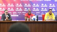 Pelatih Timnas Mozambik, Chiquinho Conde (tengah) saat menjalani sesi konferensi pers di Stadion Utama Gelora Bung Karno, Jakarta, Senin (8/6/2026). (Bola.com/Abdul Aziz)