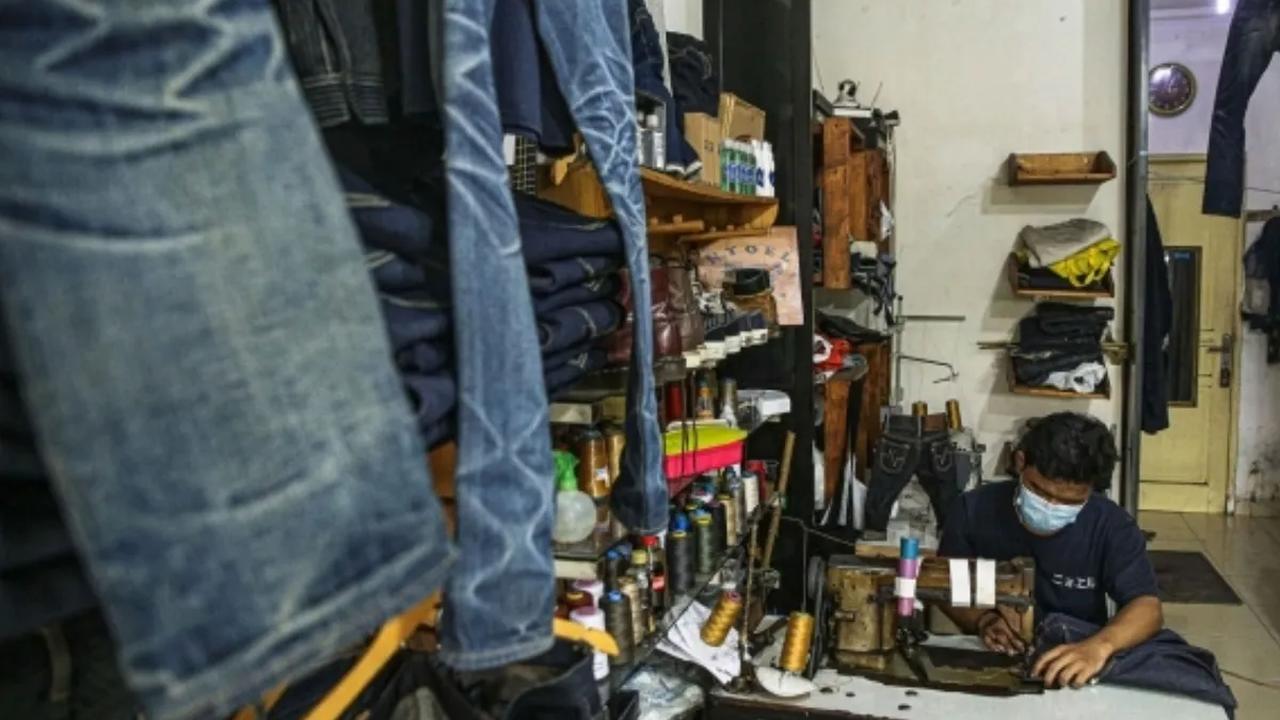 Perkembangan zaman yang ikut membawa cara berpakaian seseorang termasuk aksesorisnya, membuat sang pemilik, Tadao Yoshida memilih fokus memproduksi resleting dalam skala besar.