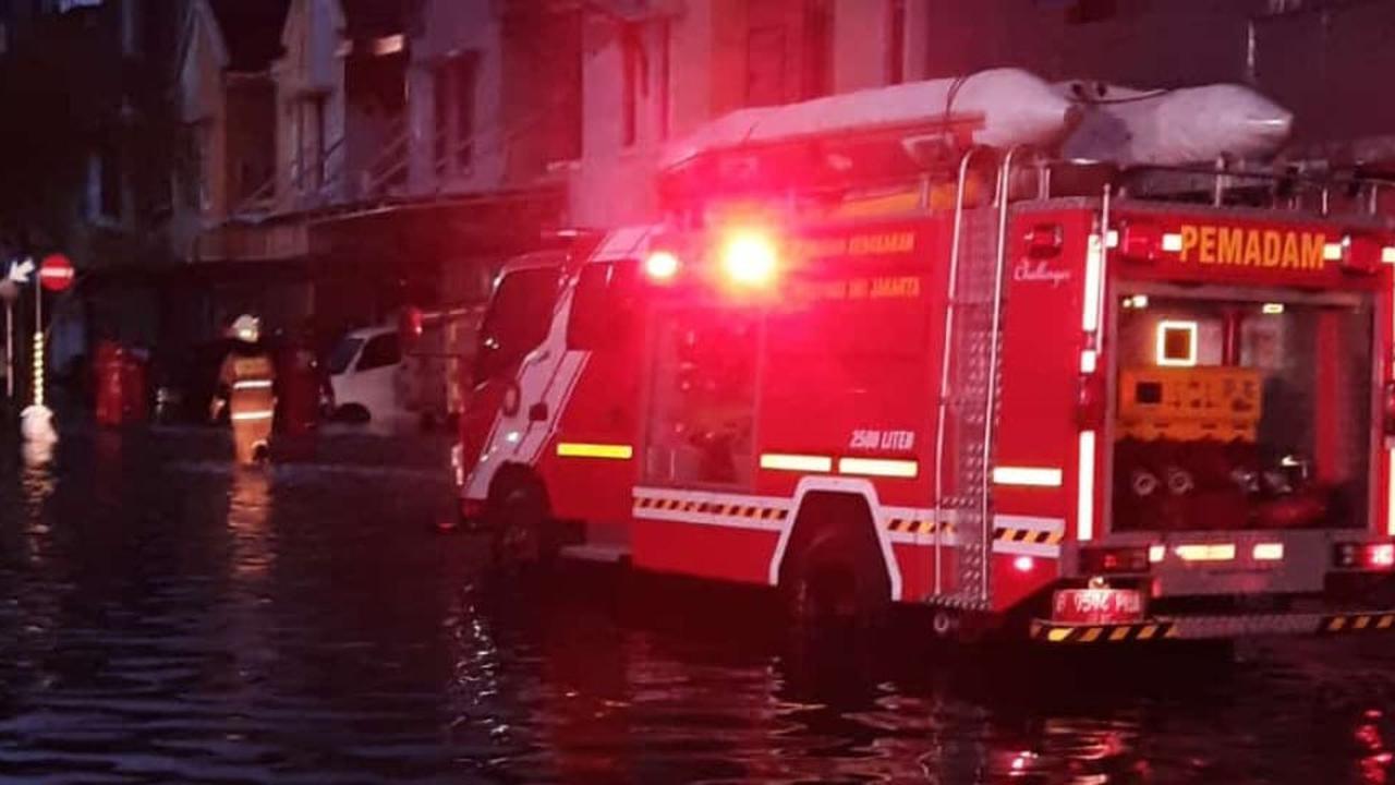 Kebakaran Pemukiman Taman Palem di Tengah Genangan Banjir, 7 Orang Sempat Terjebak