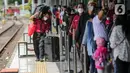 <p>Seorang porter membantu membawa barang bawaan penumpang di Stasiun Pasar Senen, Jakarta, Selasa (26/4/2022). Sepekan menjelang Lebaran, lonjakan jumlah penumpang kereta api sudah mulai terlihat pada Selasa siang ini, dan diperkirakan akan terus bertambah hingga 30 April atau H-2 Idul Fitri. (Liputan6.com/Faizal Fanani)</p>