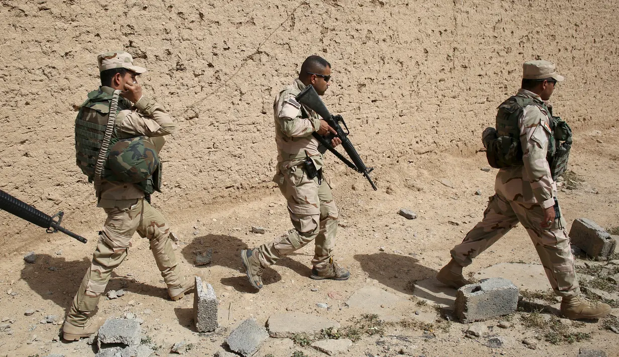 Sejumlah tentara Irak berjalan di sebuah desa dari Mahana sekitar 60 km sebelah selatan dari Mosul, Irak, (28/4/2016). Tentara Irak berhasil mengalahkan Militan ISIS yang menguasai Mosul sejak Juni 2014. (REUTERS/Goran Tomasevic) 