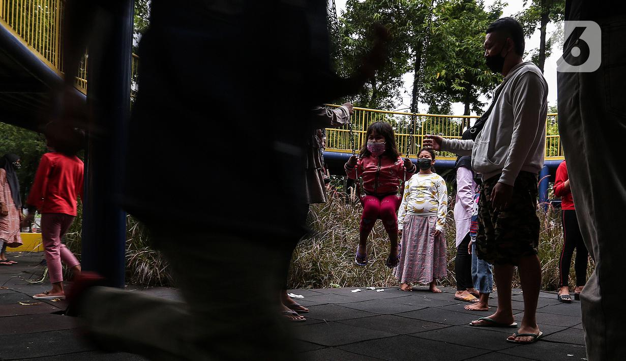 Seorang anak bermain ayunan di aman Puring, Jakarta, Minggu (9/1/2022). Di tengah ancaman penyebaran covid-19 varian Omicron dan pemberlakukan PPKM level 2, masyarakat tetap melakukan aktivitas pada akhir pekan di luar rumah. (Liputan6.com/Johan Tallo)