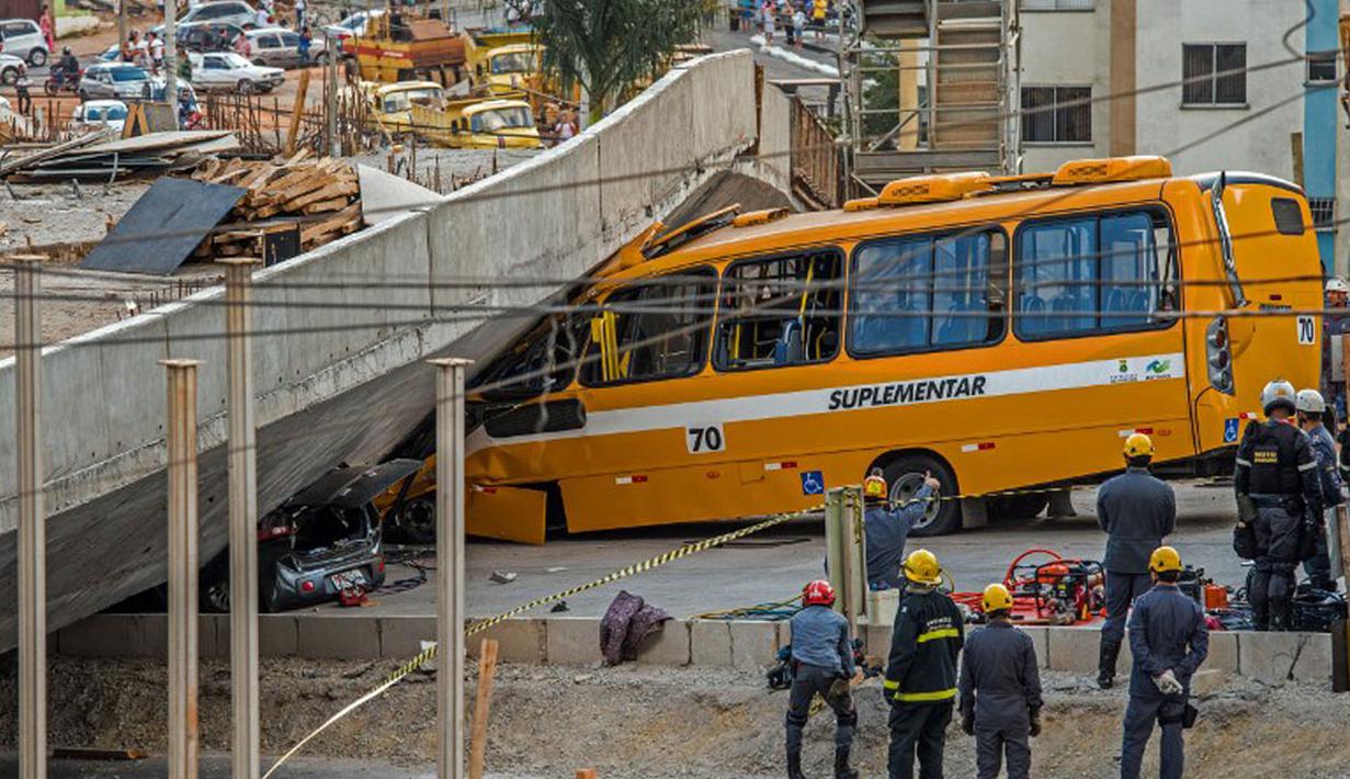 Sedikitnya dua orang dikabarkan tewas, 19 lainnya luka-luka saat sebuah jembatan layang runtuh di Belo Horizonte, Brasil, (3/7/2014). (AFP PHOTO/Pedro Duarte)