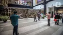 Pengunjung beraktivitas saat pembukaan kembali pusat perbelanjaan Sarinah, Jakarta, Senin (21/3/2022). Kini Sarinah hadir kembali dengan slogan "The Window of Indonesia" yang menjadi ruang kreativitas bagi masyarakat untuk menunjukkan produk-produk dalam negeri. (Liputan6.com/Faizal Fanani)