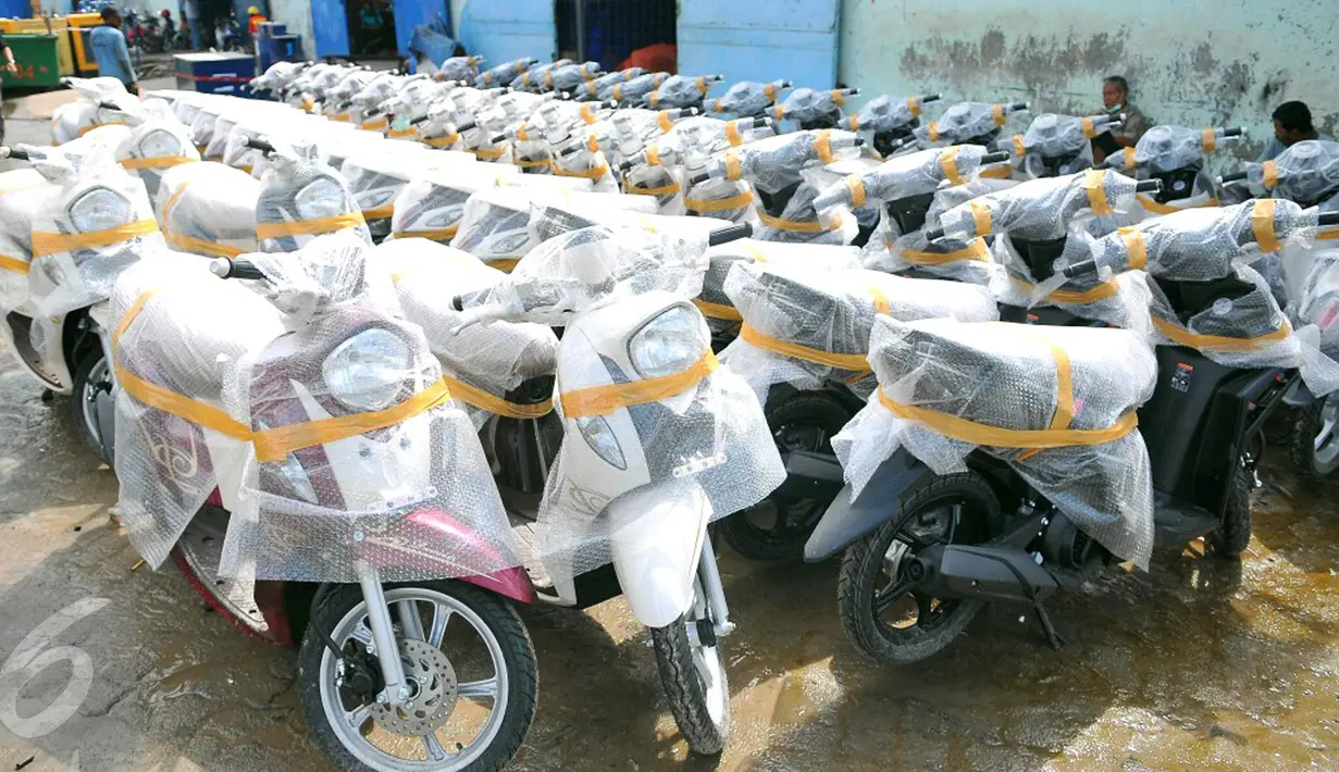 Deretan sepeda motor sebelum didistribusikan melalui Pelabuhan Sunda Kelapa Jakarta, Senin (9/1). Asosiasi Industri Sepeda Motor Indonesia (AISI) memprediksi penjualan motor pada 2017 masih akan cenderung stagnan. (Liputan6.com/Angga Yuniar)