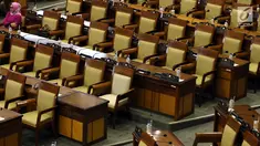 Seorang anggota DPR menghadiri sidang paripurna ke-9 Masa Persidangan I 2019-2020 di Kompleks Parlemen, Senayan, Selasa (17/9/2019). Rapat Paripurna tesebut membahas berbagai agenda dengan salah satunya mengesahkan revisi UU Nomor 30 Tahun 2002 Tentang KPK menjadi UU. (Liputan6.com/Johan Tallo)