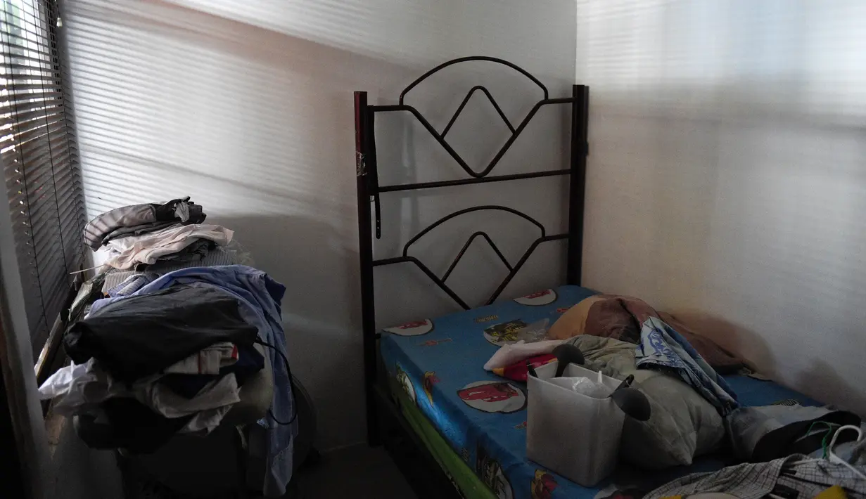 Pemandangan kamar sebuah apartemen yang dibiarkan kosong di Caracas pada 9 September 2018. Mereka yang meninggalkan Venezuela akibat dari krisis memutuskan tidak menjual propertinya karena harga yang turun secara signifikan. (AFP / Federico PARRA)