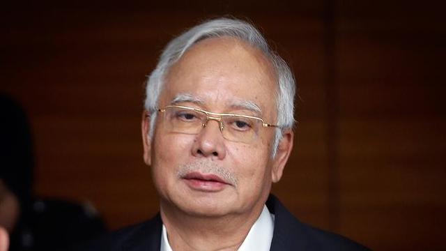 <span>Ekspresi eks PM Malaysia Najib Razak saat tiba di Kantor Komisi Anti-Korupsi Malaysia (MACC) di Putrajaya, Kamis (24/5). Najib diperiksa terkait penyelidikan korupsi miliaran dolar atas dana 1Malaysia Development Berhad (1MDB). (AP Photo/Vincent Thian)</span>