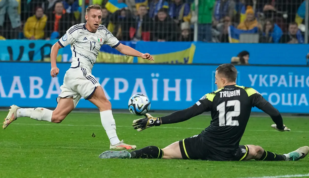 Memasuki babak kedua Italia tampak mendominasi penguasaan bola. Ukraina harus bertahan secara cermat. Situasi tersebut membuat Italia kesulitan menciptakan peluang emas. (AP Photo/Martin Meissner)