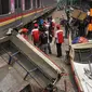 Kondisi Metromini yang rusak parah akibat terhantam kereta di perlintasan Angke, Tambora, Jakarta, Minggu (6/12/2015). Menurut saksi mata, Metromini tersebut nekat menerobos palang pintu hingga terjadi kecelakaan. (Liputan6.com/Gempur M Surya) 