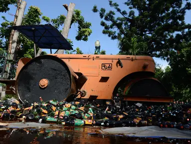 Buldozer melindas ribuan minuman keras selama Operasi Pekat  Jaya 2018 menjelang perayaan natal 2018 dan Tahun Baru 2019 di Polda Metro Jaya, Jakarta, Jumat (21/12). (Merdeka.com/Imam Buhori)