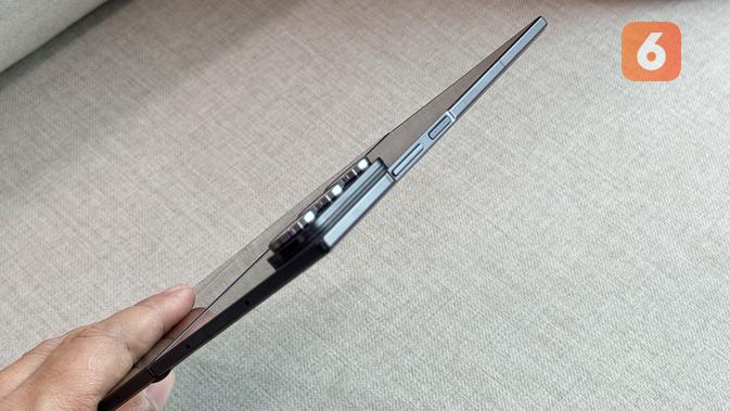 El grosor del Galaxy Z Trifold cuando está completamente abierto. (Liputan6.com/Yuslianson)