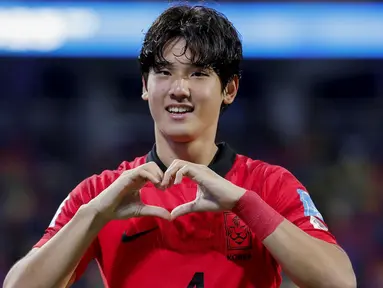 Pemain Korea Selatan U-20, Choi Seok-hyun, melakukan selebrasi setelah mencetak gol ke gawang Ekuador pada laga babak 16 besar Piala Dunia U-20 di Stadion Santiago del Estero, Kamis (1/6/2023). Korea menang dengan skor 3-2. (AP Photo/Nicolas Aguilera)