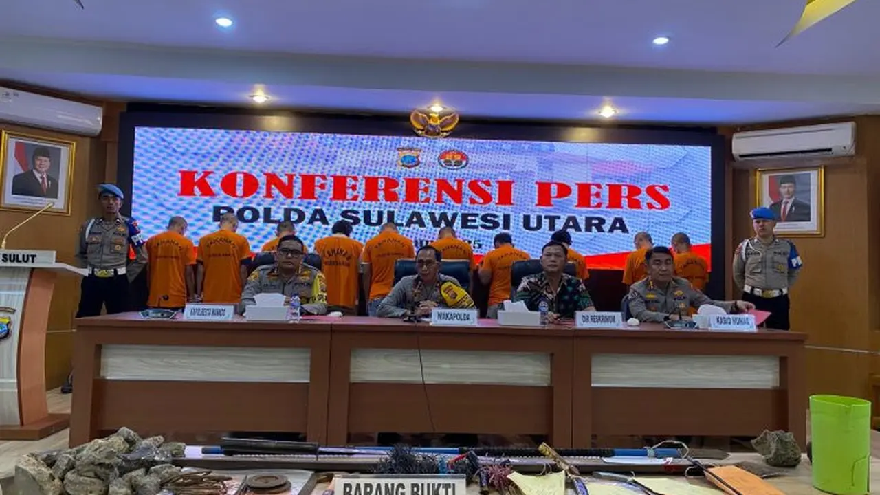 Wakapolda Sulut Brigjen Pol Bahagia Dachi memimpin jalannya jumpa pers didampingi sejumlah perwira di Polda Sulut dan Kapolresta Manado Kombes Pol Julianto P Sirait.