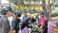 Sejumlah ibu-ibu berdiri sambil memegang karton bertuliskan "Makan dan minuman gratis". Mereka mendukung aksi massa yang mengikuti aksi peringatan darurat di depan gedung DPR, Kamis (22/8/2024). (Liputan6.com/ Ady Anugrahadi)